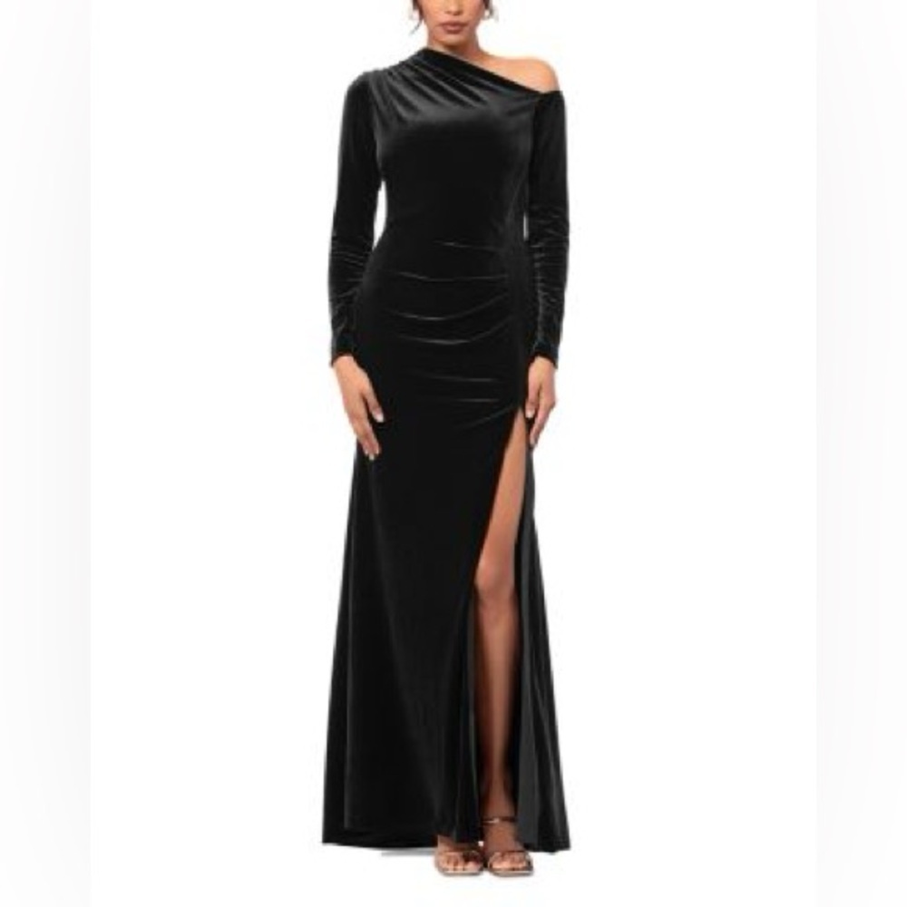 Bloomingdale's
Long Sleeved Velvet Dress - Exclusive